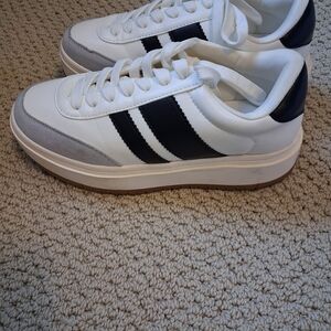 🔥WEEKEND BLOWOUT🔥Madden Girl Navida White and Black Platform Sneakers